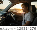 一位男司機開車後顯得疲憊不堪 129314276