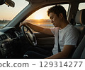 一位男司機開車後顯得疲憊不堪 129314277