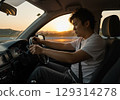 一位男司機開車後顯得疲憊不堪 129314278
