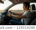 一位男司機開車後顯得疲憊不堪 129314280