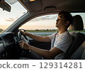 一位男司機開車後顯得疲憊不堪 129314281