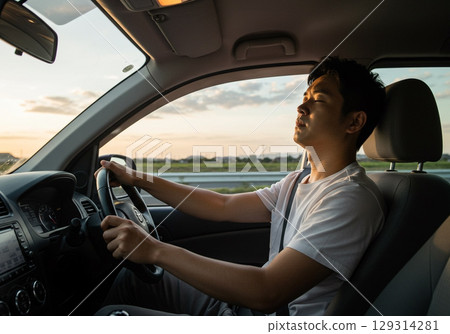 一位男司機開車後顯得疲憊不堪 129314281
