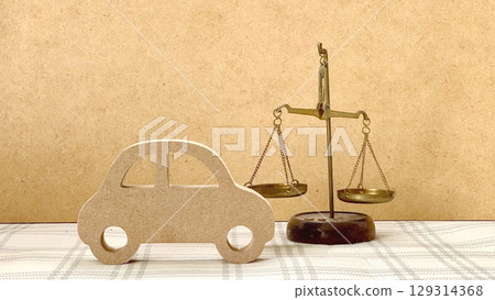 天然汽車配件與平衡軟木背景 129314368