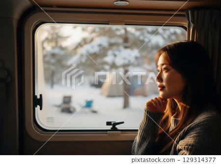 乘坐露營車享受冬季露營 129314377