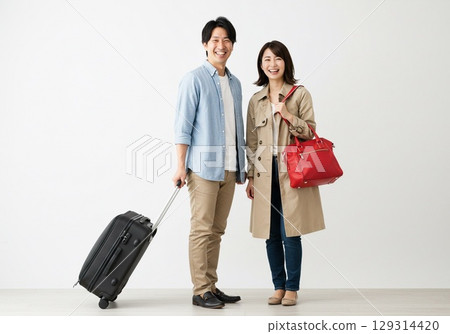 一對幸福的年輕日本夫婦即將踏上旅程（白色背景，用於剪切） 129314420