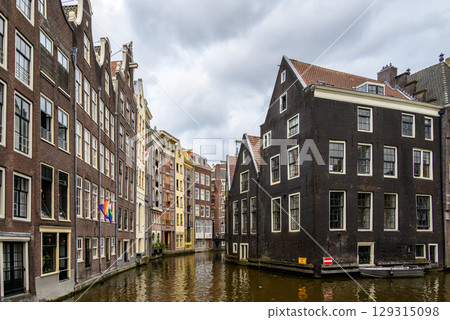 Historic old town of Amsterdam with its iconic boat canals and colorful facades, in Amsterdam, capital of the Netherlands Historic old town of Amsterdam with its iconic boat canals and colorful facades, in Amsterdam, capital of the Netherlands 129315098