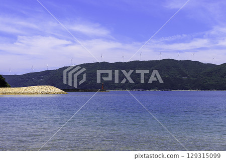 愛媛縣伊方町的蔚藍大海和佐田岬半島上鱗次櫛比的風車 129315099
