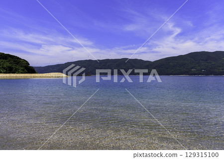 愛媛縣伊方町的蔚藍大海和佐田岬半島上鱗次櫛比的風車 129315100