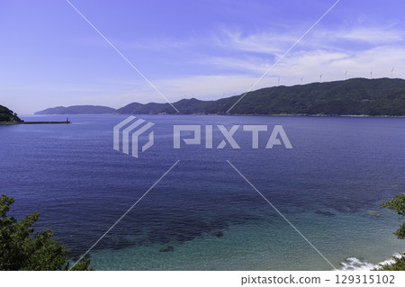 愛媛縣伊方町的蔚藍大海和佐田岬半島上鱗次櫛比的風車 愛媛縣伊方町的蔚藍大海和佐田岬半島上鱗次櫛比的風車 129315102
