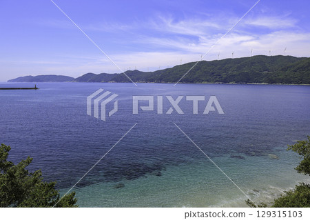 愛媛縣伊方町的蔚藍大海和佐田岬半島上鱗次櫛比的風車 愛媛縣伊方町的蔚藍大海和佐田岬半島上鱗次櫛比的風車 129315103