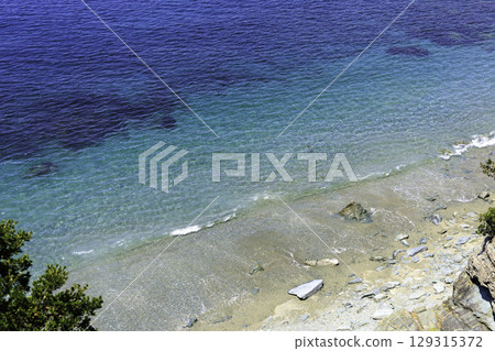伊方町清澈蔚藍的大海和寧靜的海岸線的夏日風景 伊方町清澈蔚藍的大海和寧靜的海岸線的夏日風景 129315372