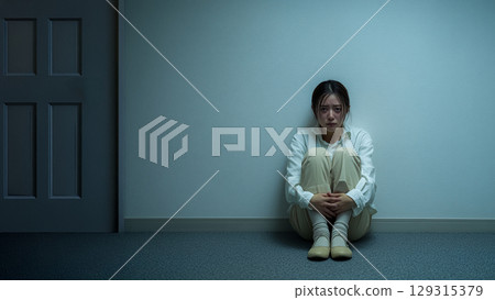 女人焦慮地靠在牆上,情緒化的肖像 女人焦慮地靠在牆上,情緒化的肖像 129315379