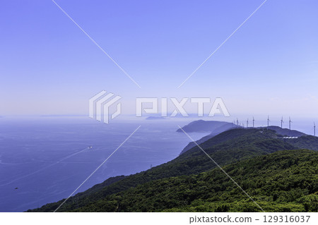 A spectacular panoramic view of the Sadamisaki Peninsula in Ehime Prefecture, windmills, and the sea on three sides 129316037