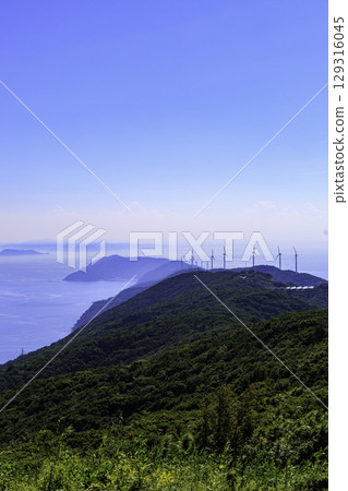 可以欣賞到愛媛縣佐見岬半島、風車和三面大海的壯麗全景 129316045