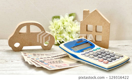 汽車、家居用品、金錢和計算機_白板背景 129316422