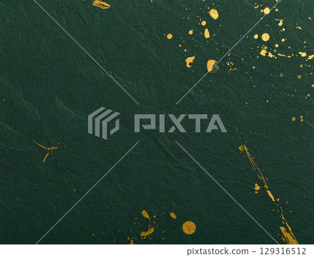 在綠色日本紙上用精緻的金墨繪製的奢華日式抽象背景。 在綠色日本紙上用精緻的金墨繪製的奢華日式抽象背景。 129316512