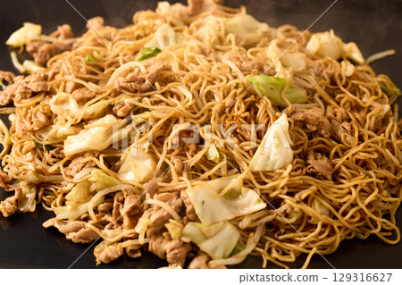 Cooking Yakisoba with Sauce on an Iron Plate 129316627