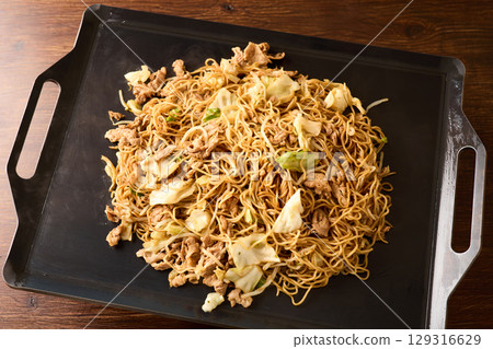 在鐵板上烹煮醬汁炒麵 129316629