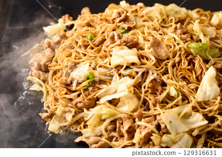 Cooking Yakisoba with Sauce on an Iron Plate 129316631