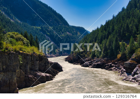 加拿大不列顛哥倫比亞省地獄之門附近的泥濘弗雷澤河 129316764