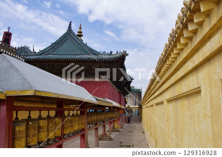 烏蘭巴托甘丹寺內的轉經筒 烏蘭巴托甘丹寺內的轉經筒 129316928