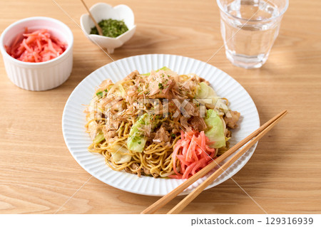 Sauce Fried Noodles 129316939
