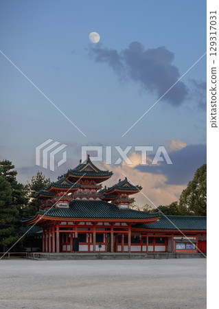 Dusk falls on Kyoto, moon hovers above Heian Jingu Shrine 129317031