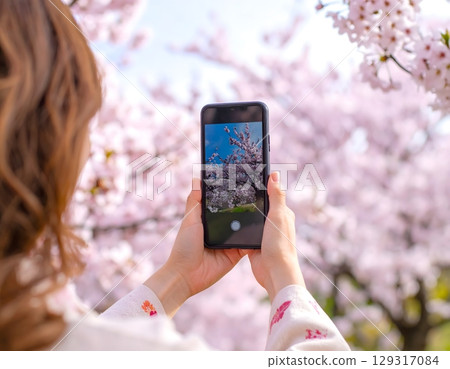 Capture the cherry blossom-colored world on your smartphone 129317084