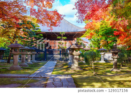 Jigen-do Temple surrounded by autumn leaves 129317156