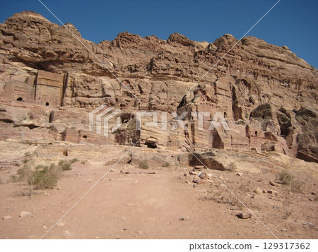 佩特拉遺址的風景,岩石山脈中留著許多洞穴 佩特拉遺址的風景,岩石山脈中留著許多洞穴 129317362