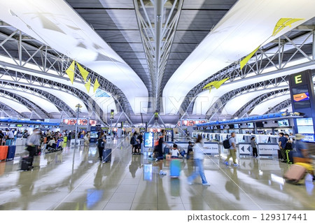 關西機場國際出發大廳擠滿了遊客。 129317441