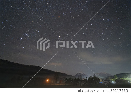 從北海道喜茂別市的寶良農場眺望羊蹄山、尻別山和獵戶座 129317583