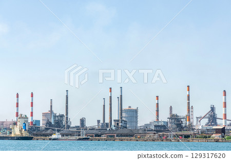 Clear sky and factory (factory image) 129317620