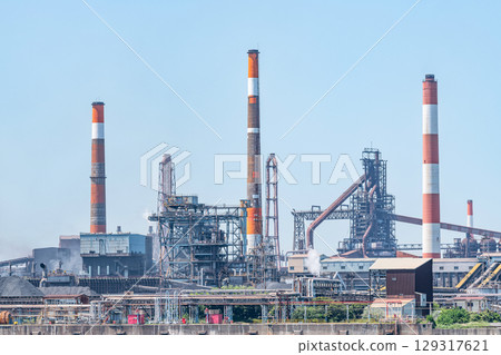 晴朗的天空和工廠（工廠圖片） 129317621