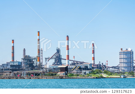 Clear sky and factory (factory image) 129317623