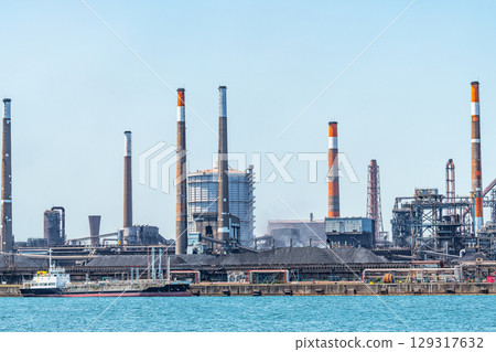 Clear sky and factory (factory image) 129317632