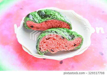 Watermelon-patterned melon bread cross section Watermelon-patterned melon bread cross section 129317708