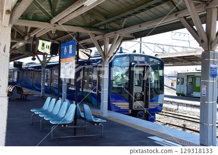 小諸市:JR小站月台及列車 小諸市:JR小站月台及列車 129318133