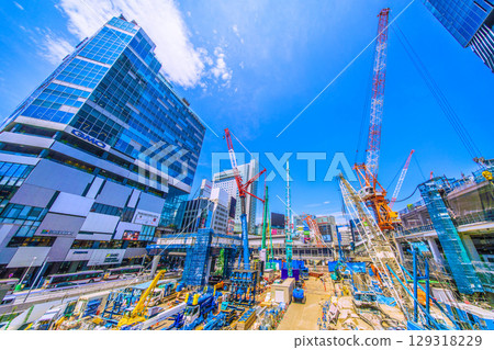 8月5日，日本東京都市風景。酷熱難耐…打樁機等大型重型機械排成一列…邁向新的篇章…=澀谷 129318229