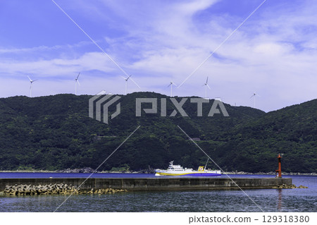 伊方町的港口和渡輪景觀，佐田岬半島的風車和紅色燈塔 129318380