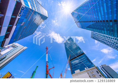 8月5日，日本東京都市風景。酷熱難耐…打樁機等大型重型機械排成一列…邁向新的篇章…=澀谷 129318869