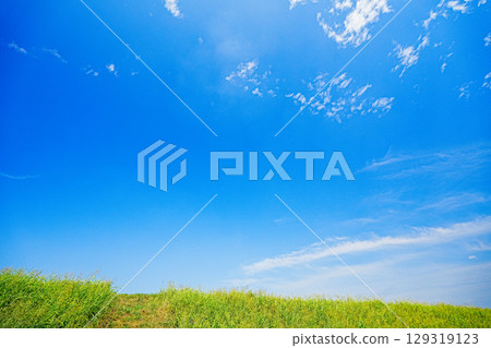 Blue sky and flowing clouds 129319123