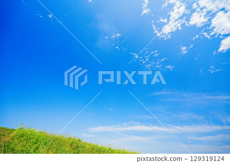Refreshing blue sky and Edogawa River bank 129319124