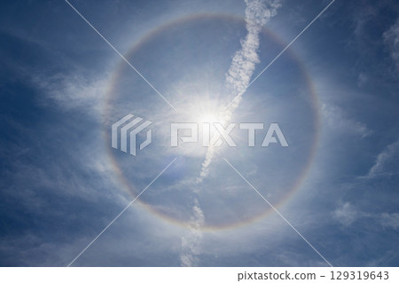 太陽上的彩虹和凝結尾跡 129319643
