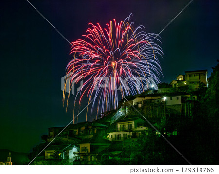 The 200 Steps (foreground) and fireworks at Ryojo in Kure City, Hiroshima Prefecture (Kure Maritime Fireworks Festival) The 200 Steps (foreground) and fireworks at Ryojo in Kure City, Hiroshima Prefecture (Kure Maritime Fireworks Festival) 129319766