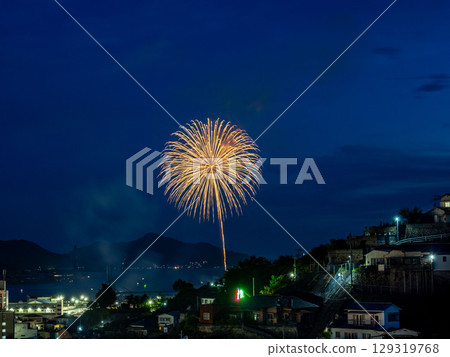 The 200 Steps (foreground) and fireworks at Ryojo in Kure City, Hiroshima Prefecture (Kure Maritime Fireworks Festival) The 200 Steps (foreground) and fireworks at Ryojo in Kure City, Hiroshima Prefecture (Kure Maritime Fireworks Festival) 129319768