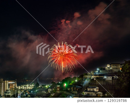 廣島縣吳市兩城的200級樓梯（正面）和煙火（吳海上花火大會） 129319786