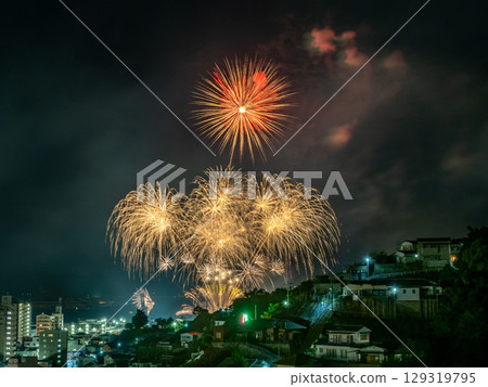 廣島縣吳市兩城的200級樓梯(正面)和煙火(吳海上花火大會) 廣島縣吳市兩城的200級樓梯(正面)和煙火(吳海上花火大會) 129319795