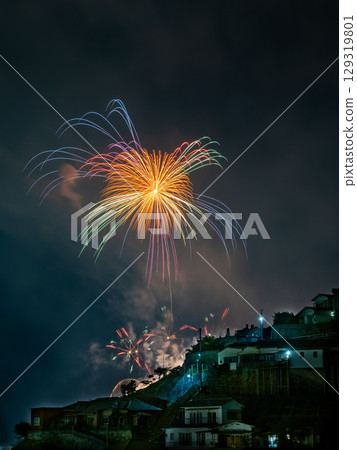 The 200 Steps (foreground) and fireworks at Ryojo in Kure City, Hiroshima Prefecture (Kure Maritime Fireworks Festival) The 200 Steps (foreground) and fireworks at Ryojo in Kure City, Hiroshima Prefecture (Kure Maritime Fireworks Festival) 129319801