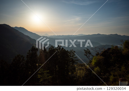 Mountain scenery at sunrise 129320034